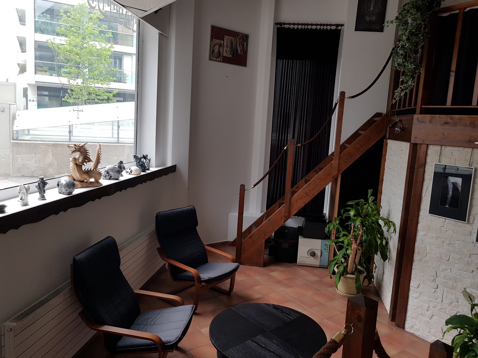 Interieur du studio Physical Design - espace d'accueil avec fauteuils, sculptures et mezzanine