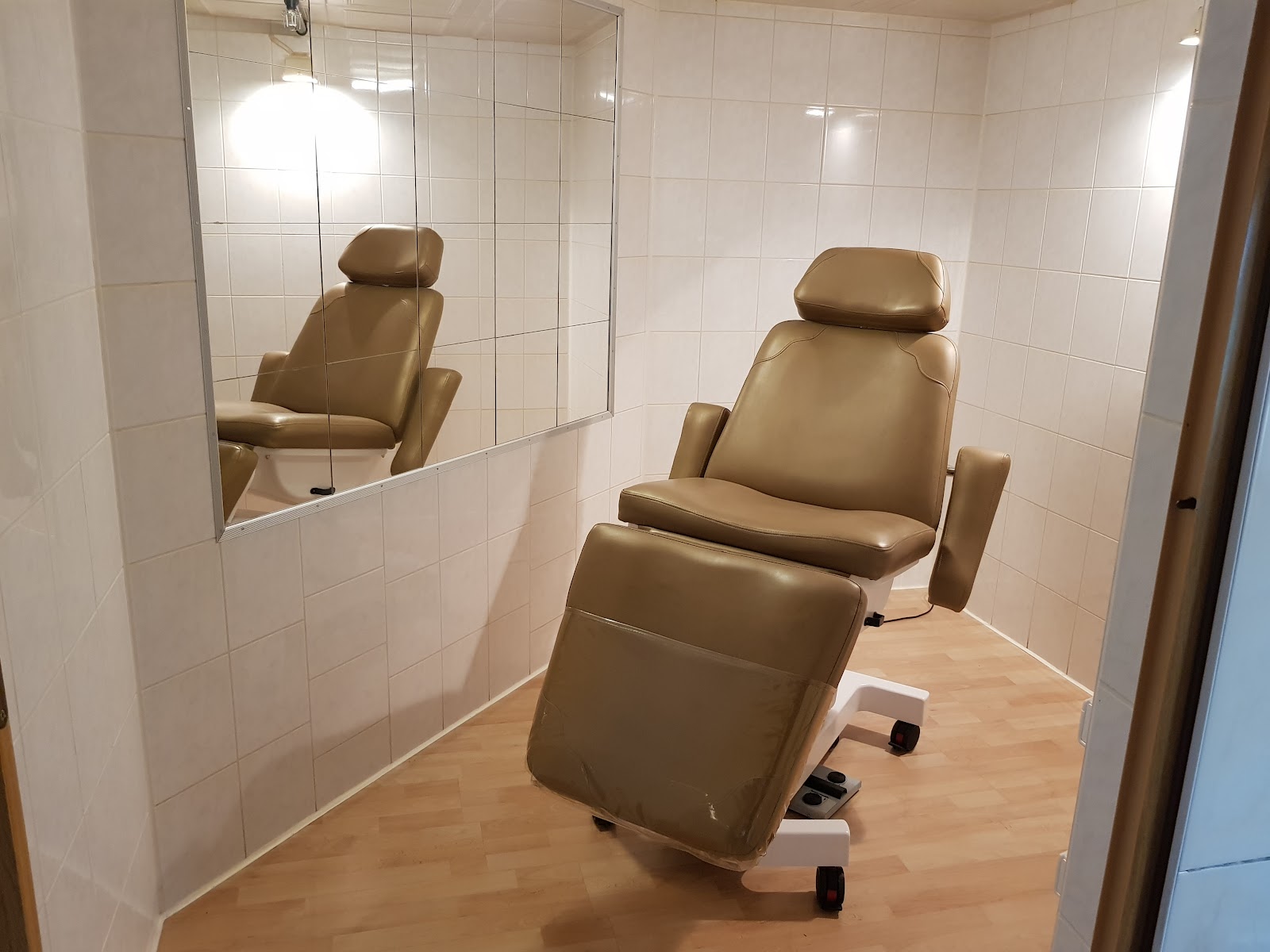 Salle de tatouage Physical Design - fauteuil professionnel et environnement sterile
