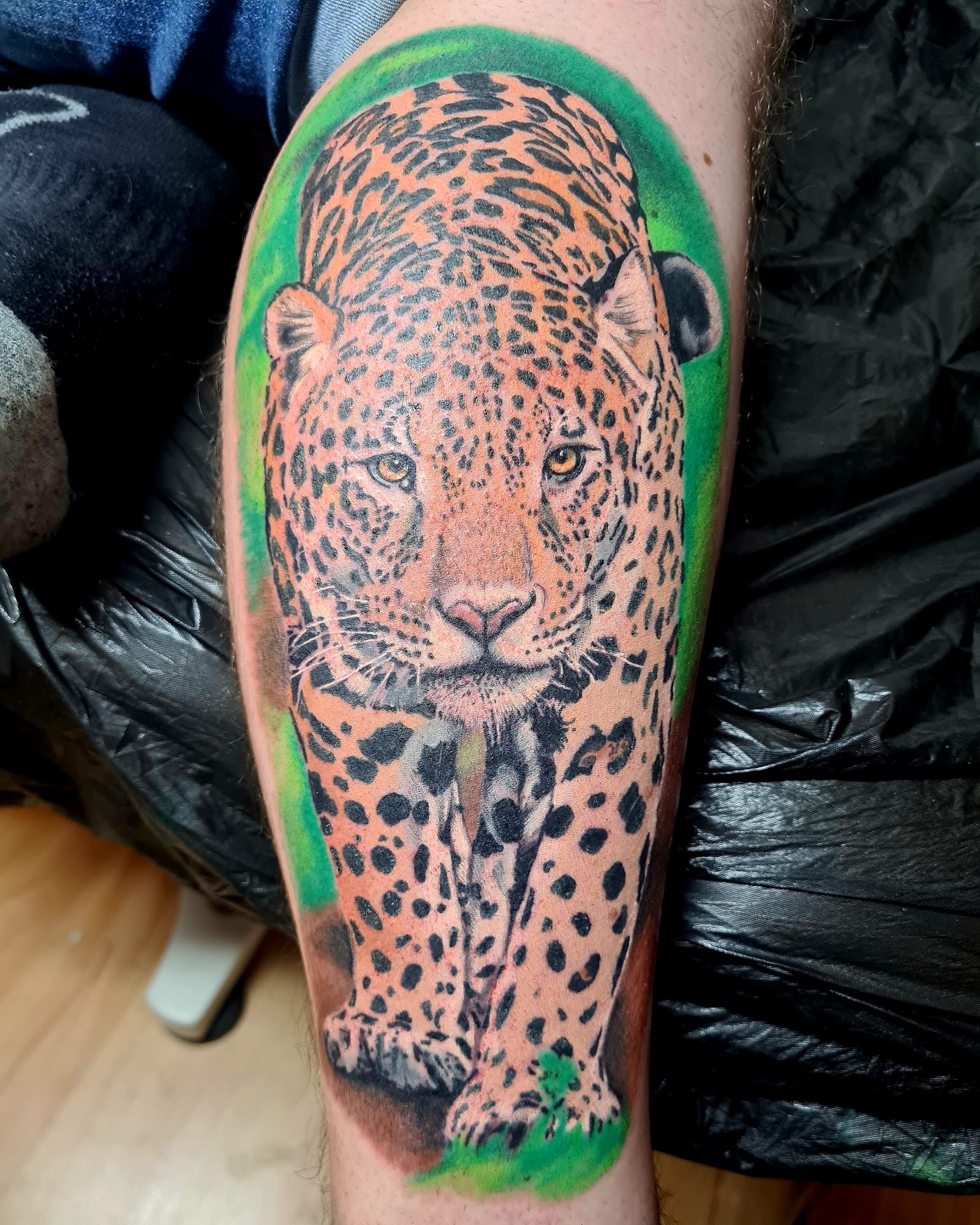 Tatouage realiste couleur - leopard marchant, par Yves Guisolan chez Physical Design