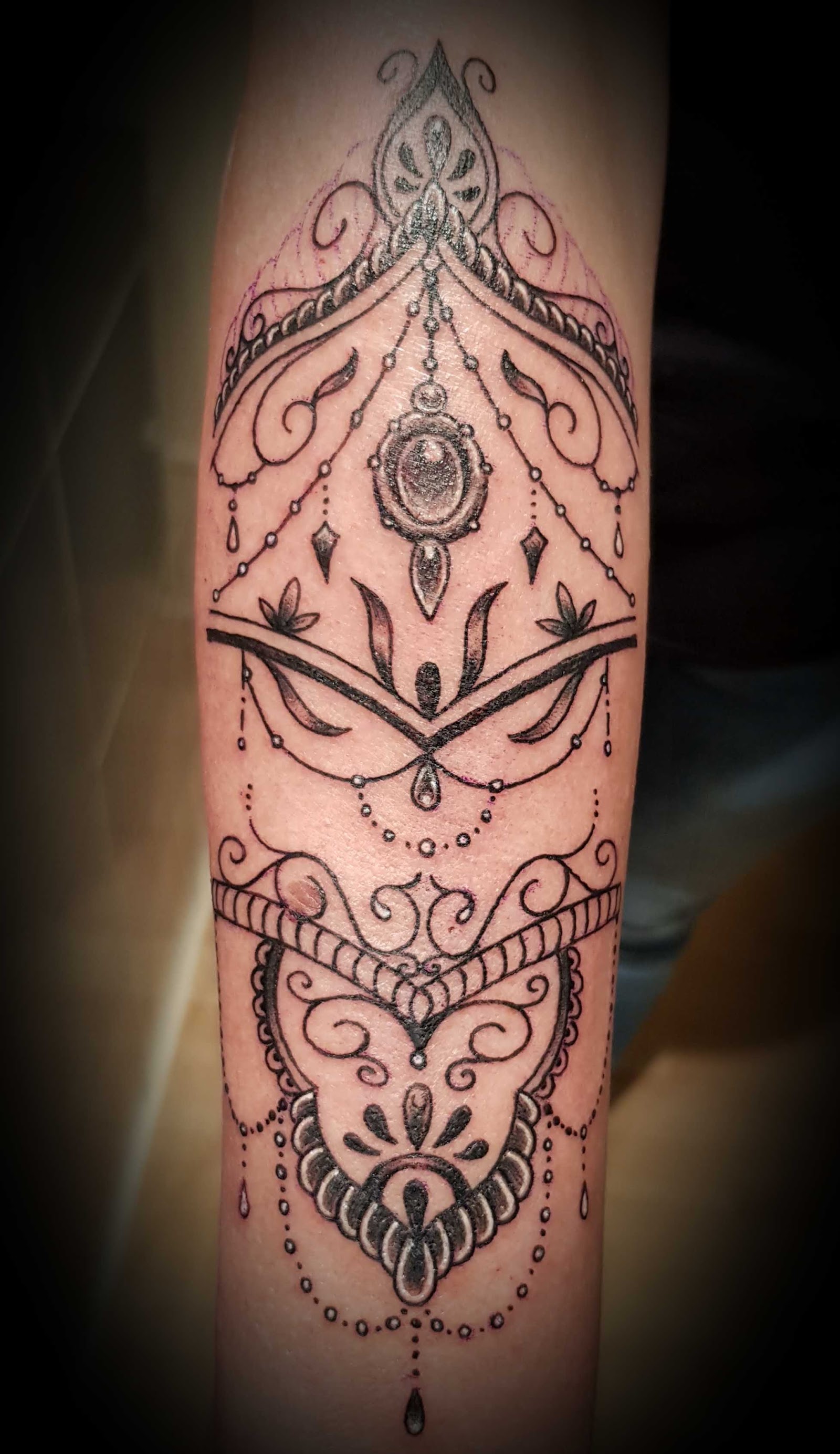 Tatouage ornemental et mandala sur avant-bras avec details fins et motifs de bijoux, par Nicko chez Physical Design