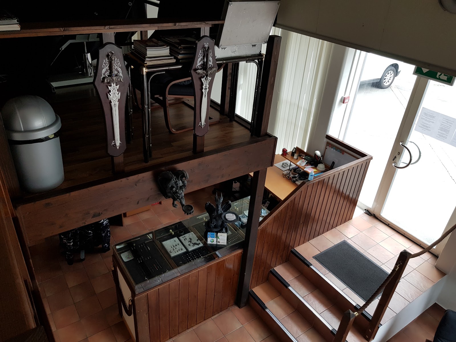 Vue du studio Physical Design depuis la mezzanine - vitrine de bijoux de piercing, espace de travail et entree